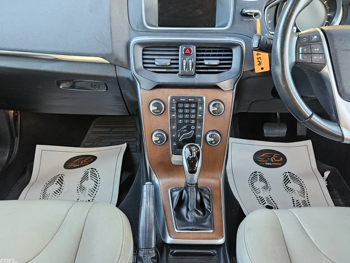 Volvo V40 Hatchback, Diesel, 2017, White