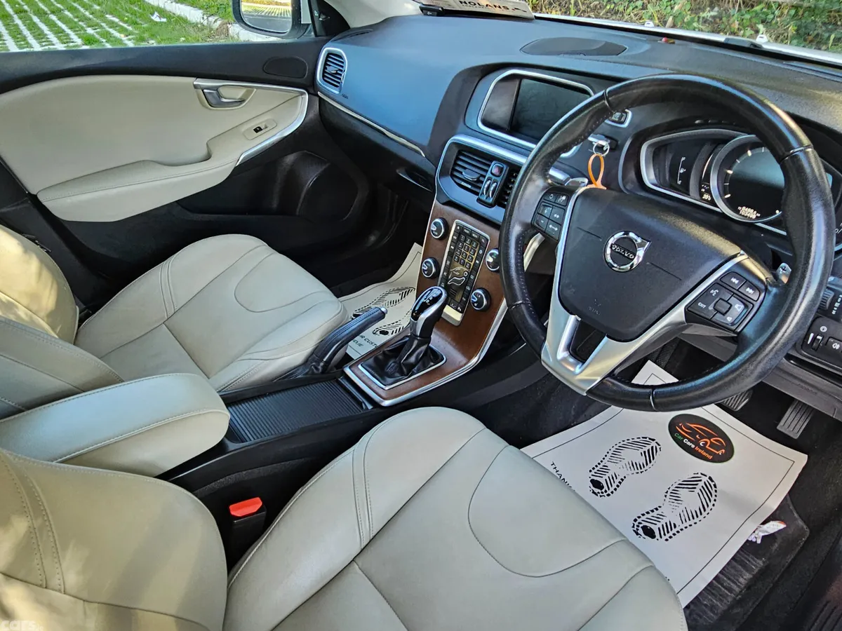 Volvo V40 Hatchback, Diesel, 2017, White