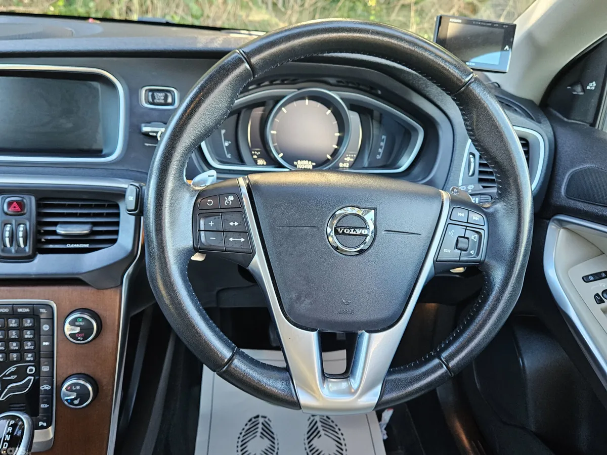 Volvo V40 Hatchback, Diesel, 2017, White