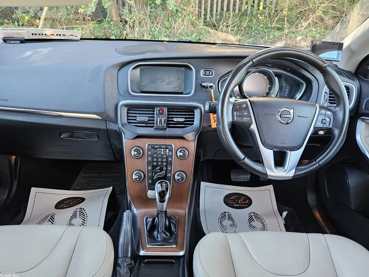 Volvo V40 Hatchback, Diesel, 2017, White