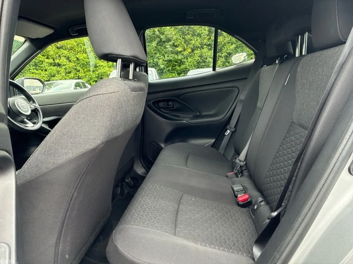Toyota Yaris Cross Hatchback, Petrol Hybrid, 2023, Silver