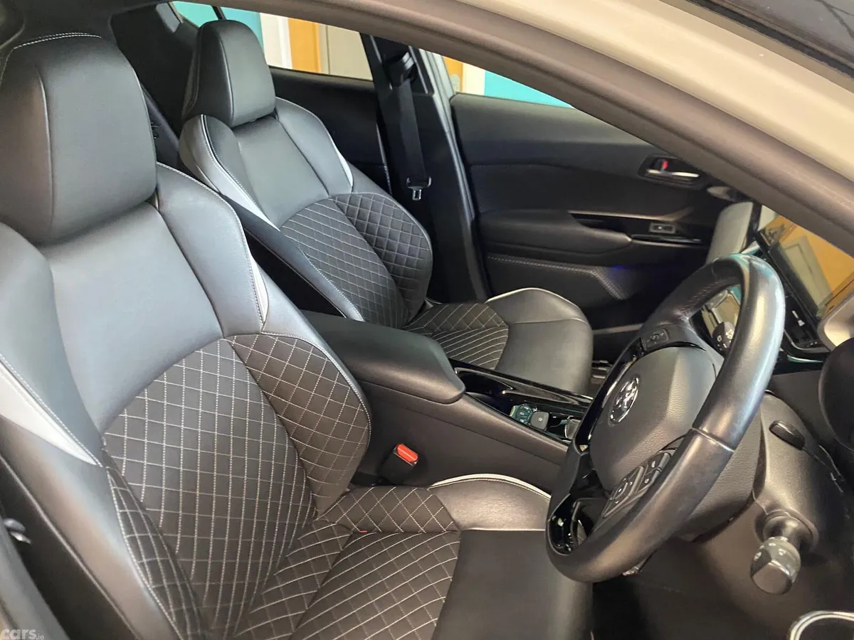 Toyota C-HR SUV, Petrol Hybrid, 2020, White
