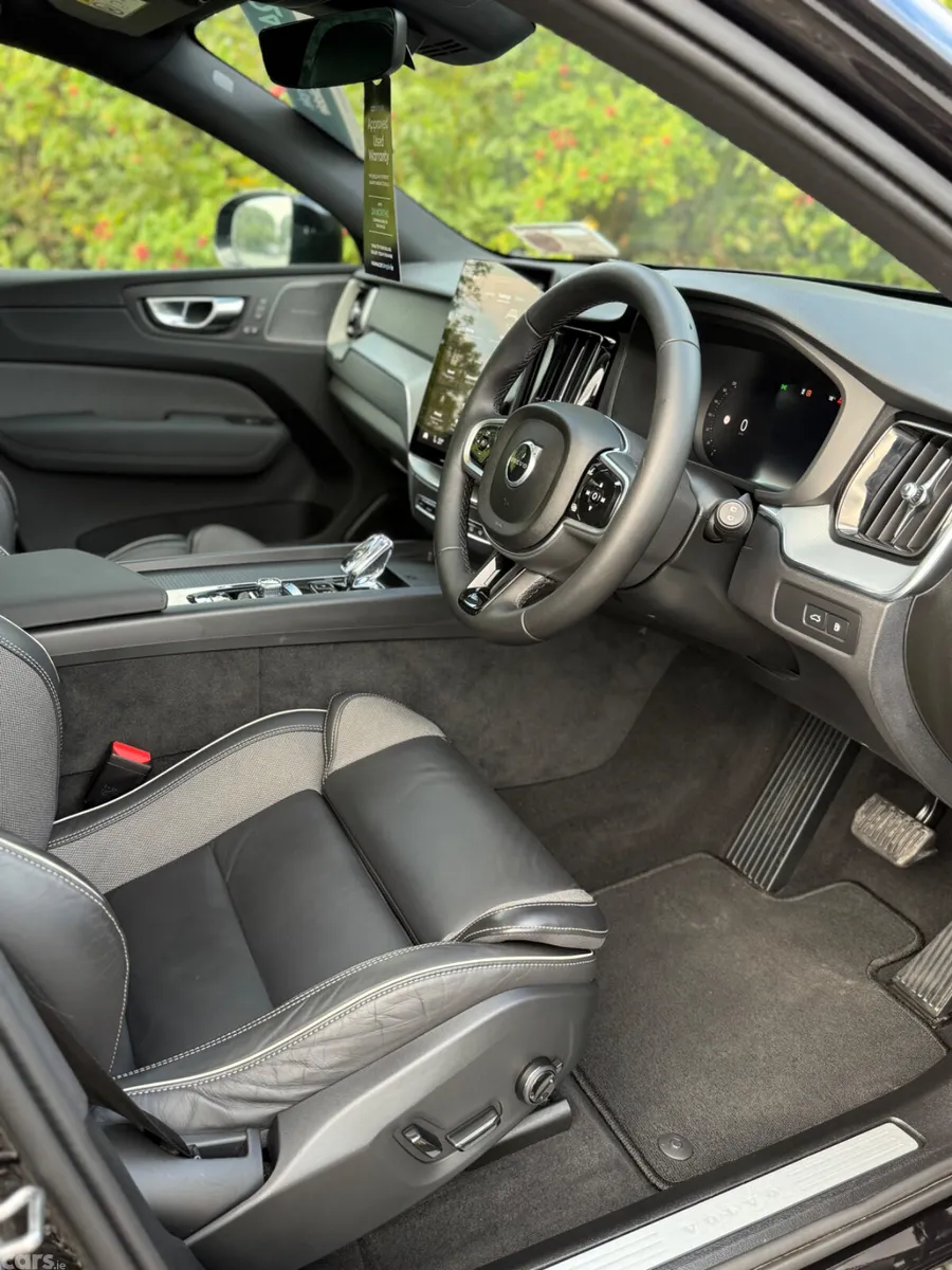 Volvo XC60 SUV, Petrol Plug-in Hybrid, 2026, Black