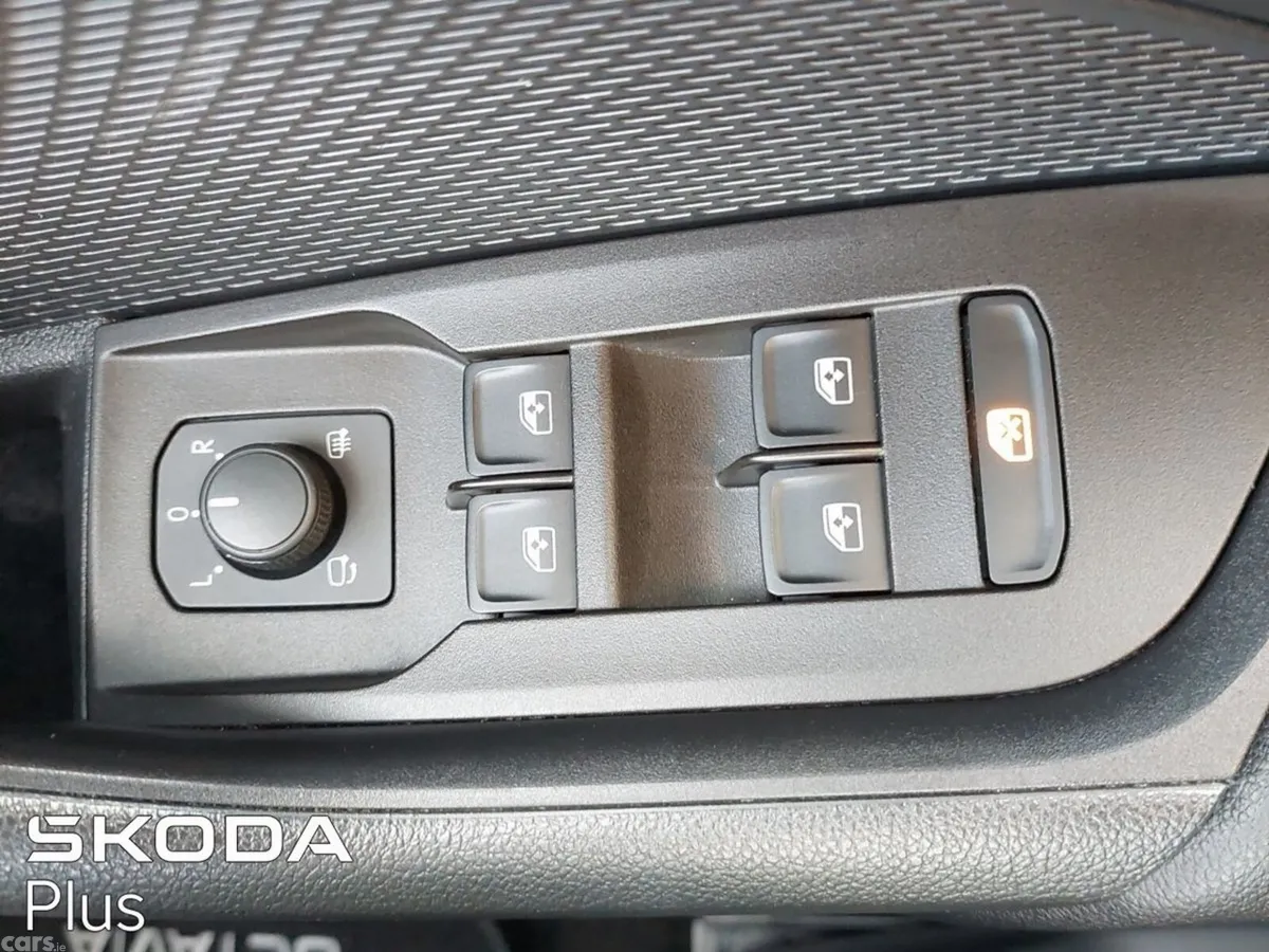 Skoda Octavia Saloon, Diesel, 2024, Silver