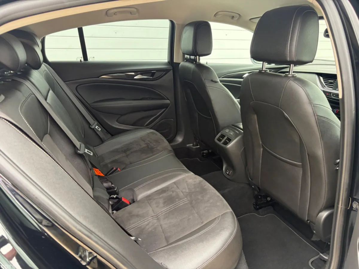 Opel Insignia Hatchback, Diesel, 2022, Black