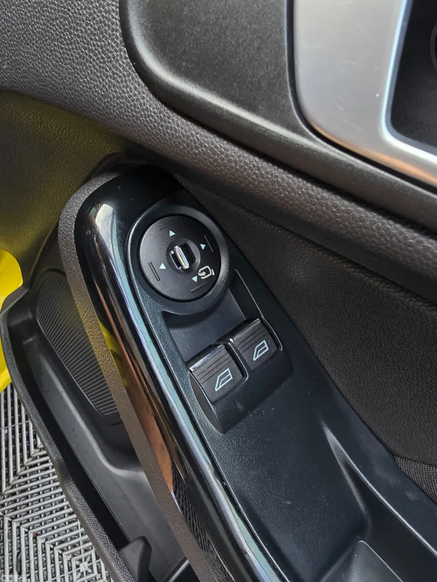 Ford Fiesta Hatchback, Petrol, 2014, Yellow