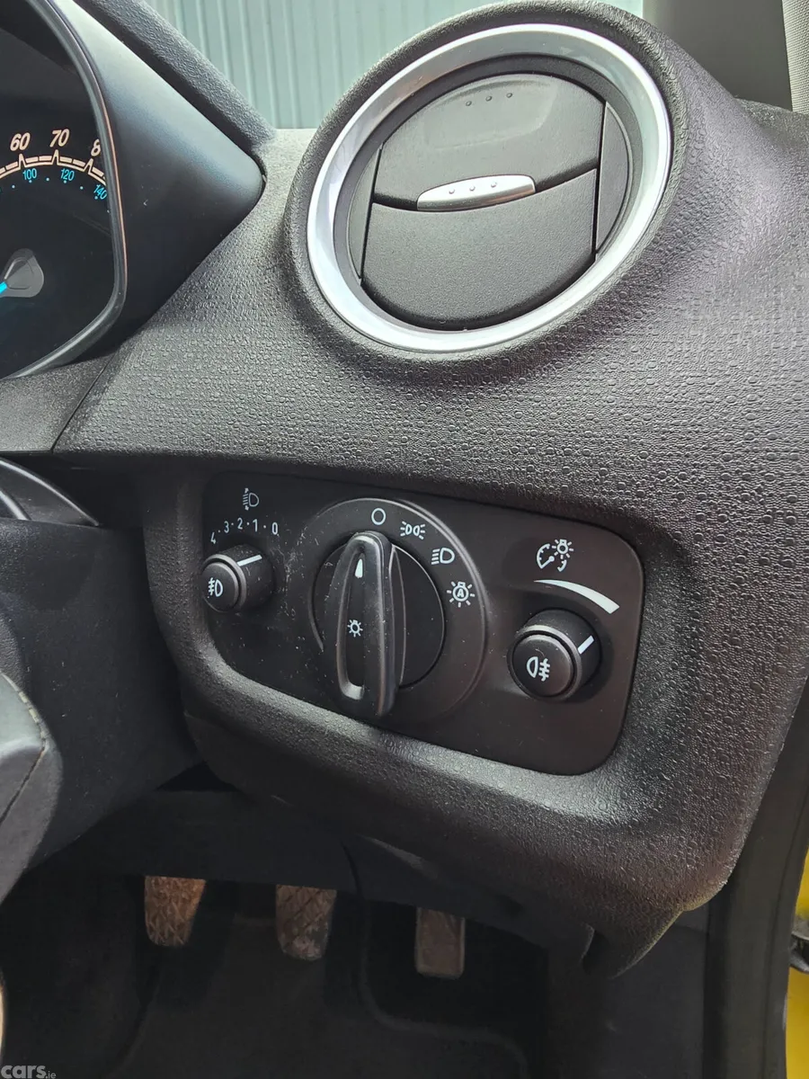 Ford Fiesta Hatchback, Petrol, 2014, Yellow