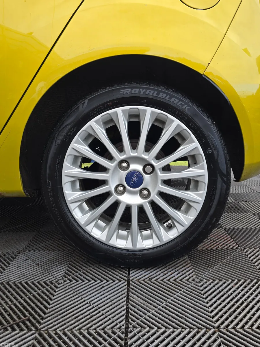 Ford Fiesta Hatchback, Petrol, 2014, Yellow