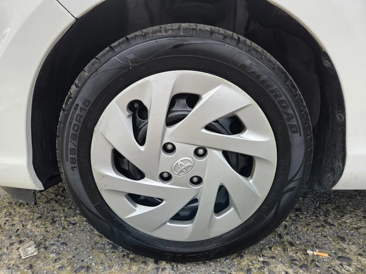 Toyota Aqua Hatchback, Petrol Hybrid, 2017, White
