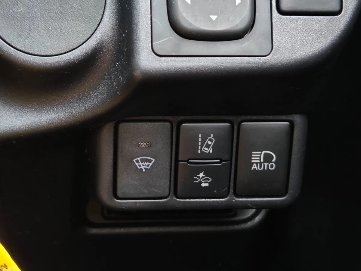 Toyota Aqua Hatchback, Petrol Hybrid, 2017, White