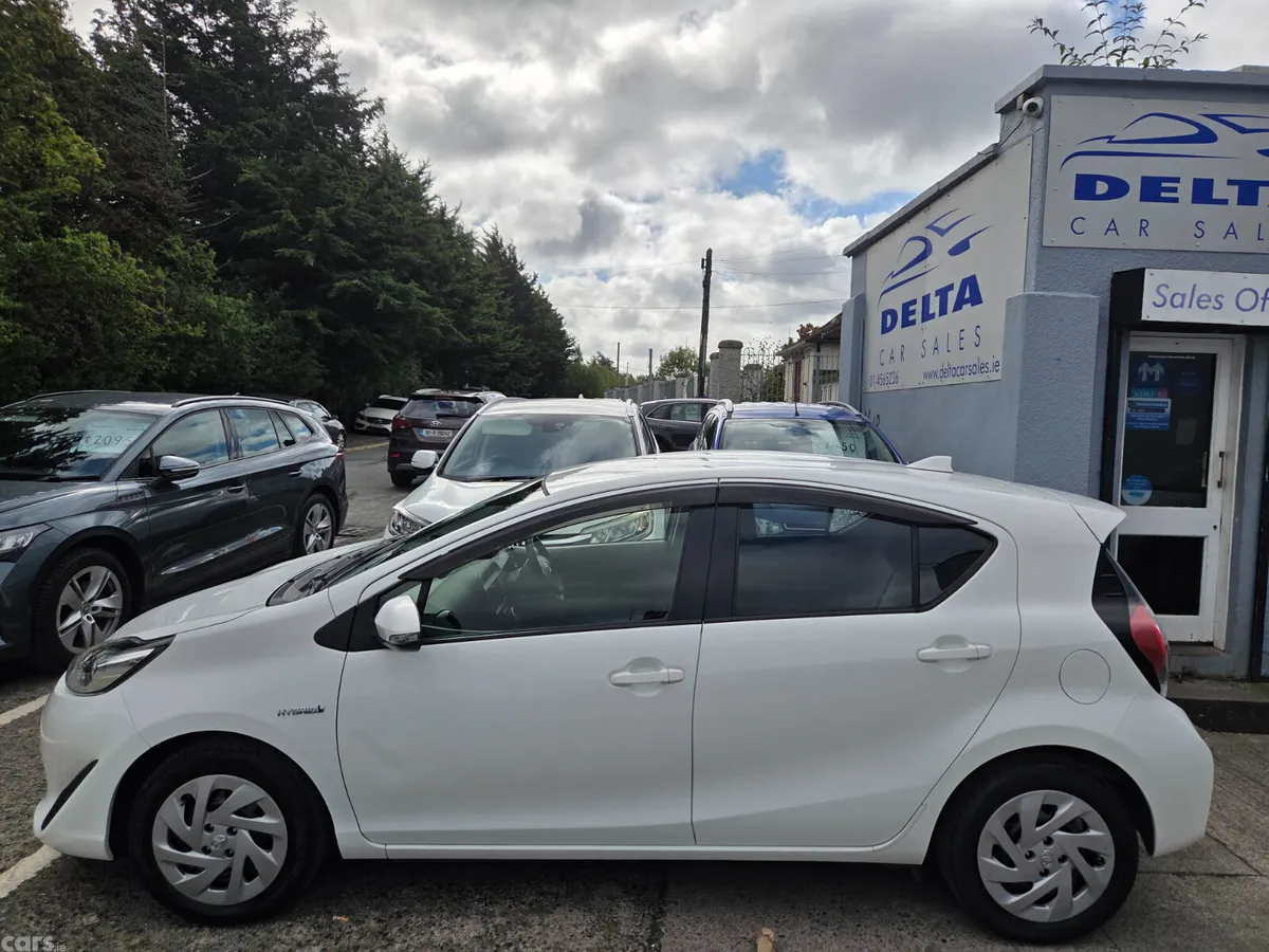 Toyota Aqua Hatchback, Petrol Hybrid, 2017, White