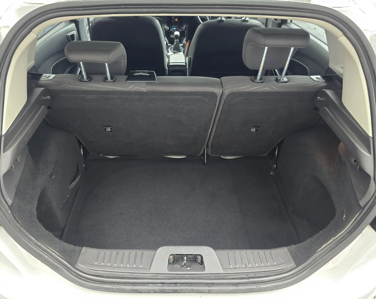 Ford Fiesta Hatchback, Petrol, 2014, White