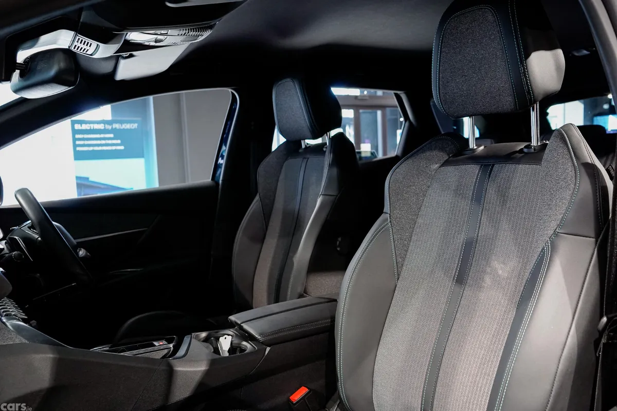 Peugeot 3008 MPV, Diesel, 2023, Blue