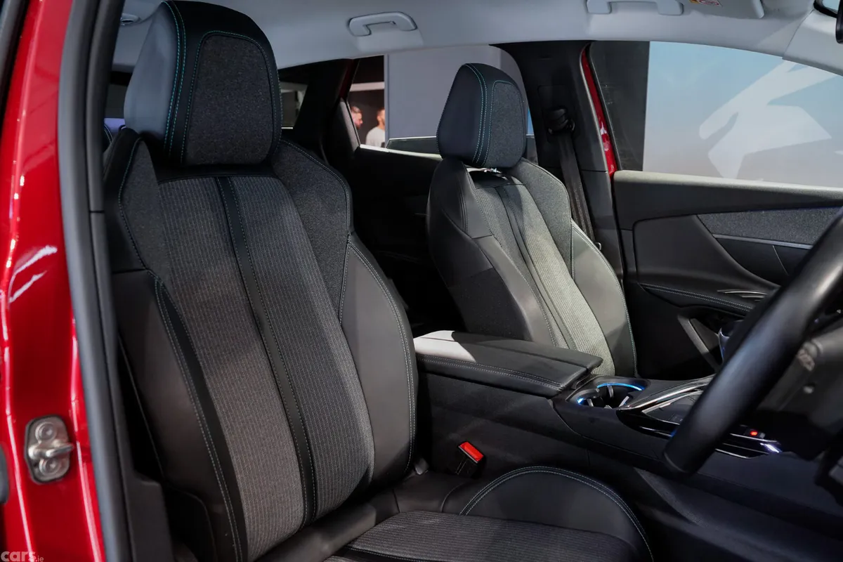 Peugeot 3008 MPV, Diesel, 2021, Red