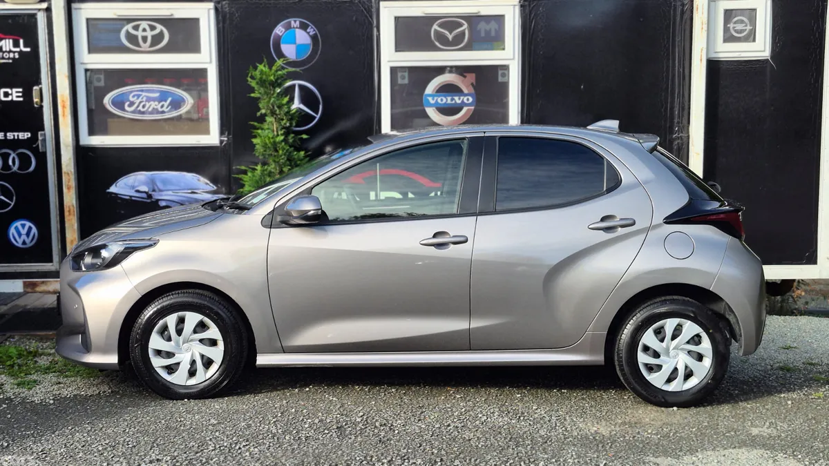 Toyota Yaris Hatchback, Petrol Hybrid, 2022, Silver