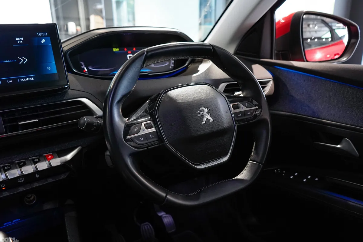 Peugeot 3008 MPV, Diesel, 2021, Red