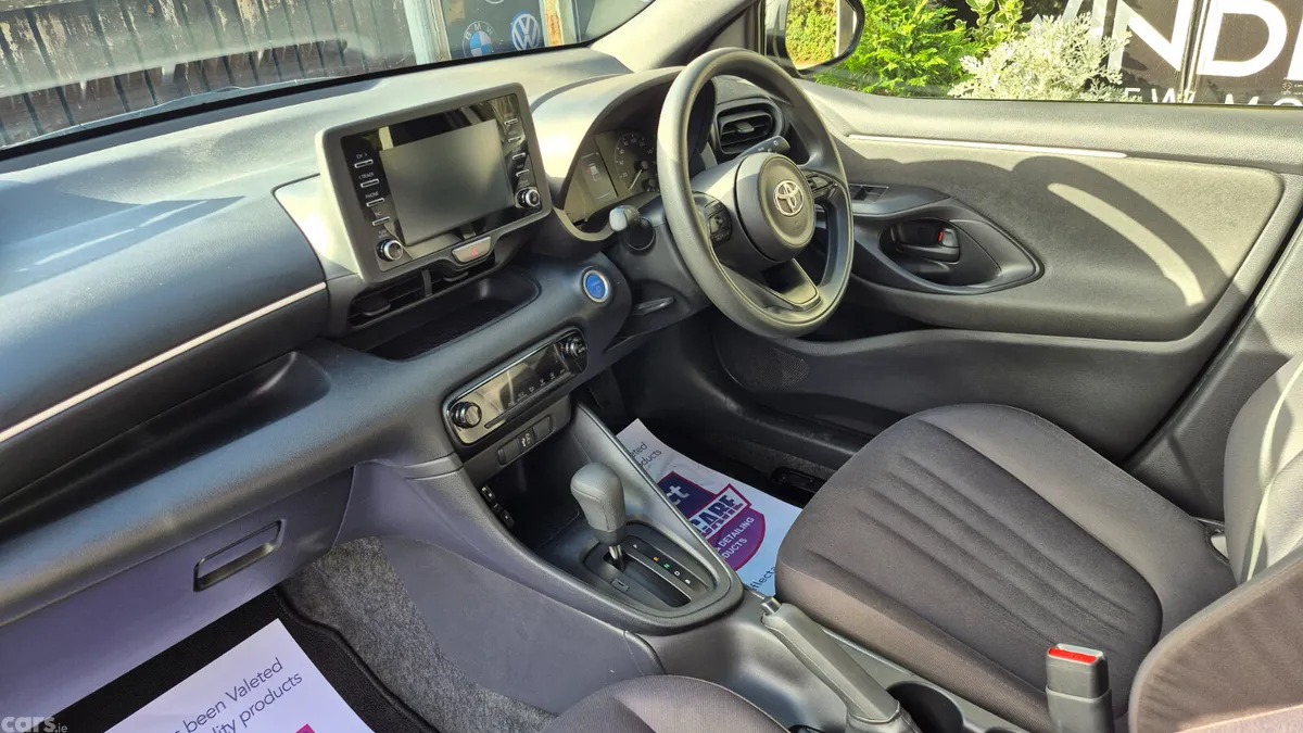 Toyota Yaris Hatchback, Petrol Hybrid, 2022, Silver
