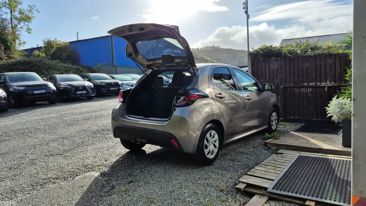 Toyota Yaris Hatchback, Petrol Hybrid, 2022, Silver