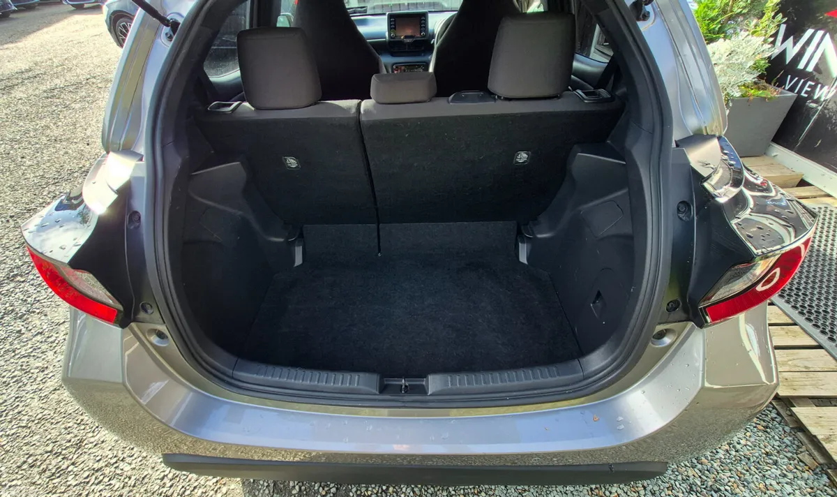 Toyota Yaris Hatchback, Petrol Hybrid, 2022, Silver