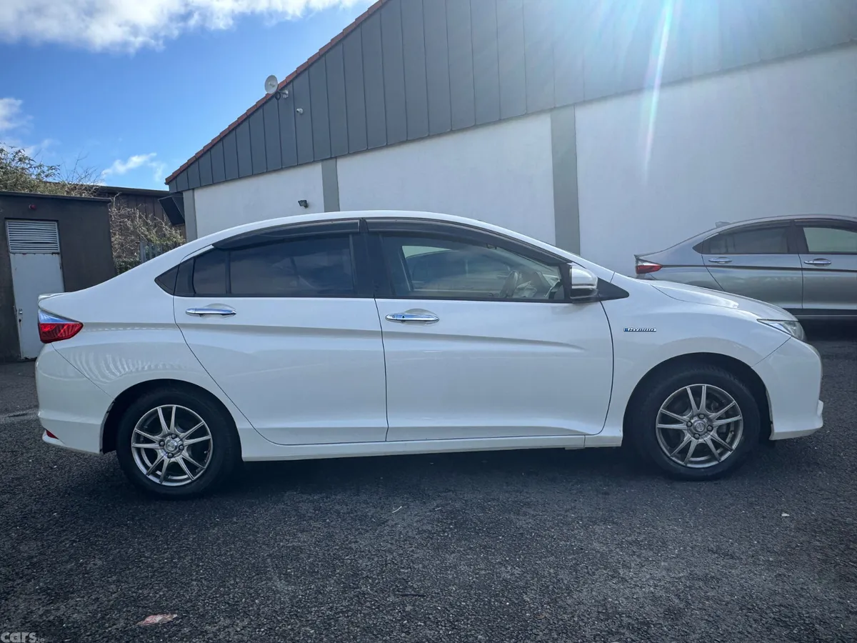 Honda Grace Saloon, Petrol Hybrid, 2015, White