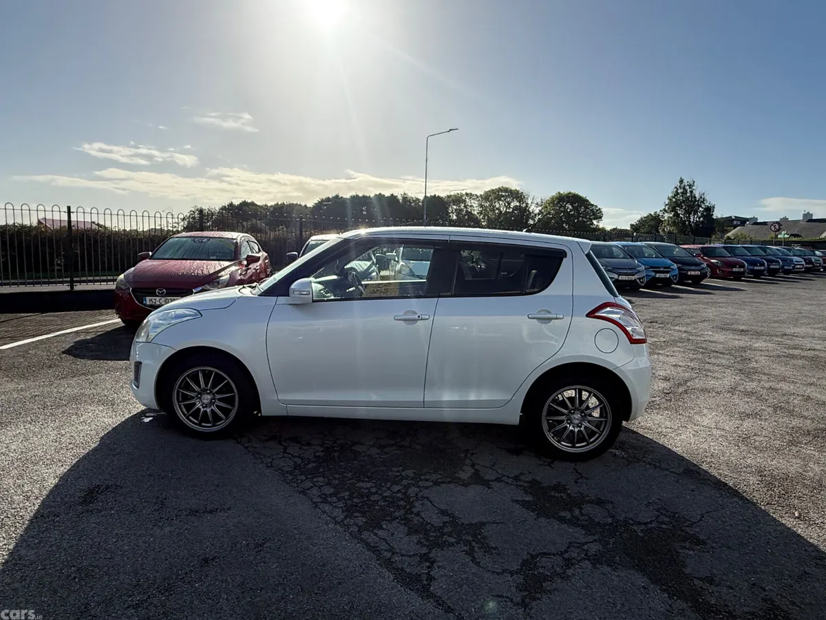 Suzuki Swift Hatchback, Petrol, 2015, White