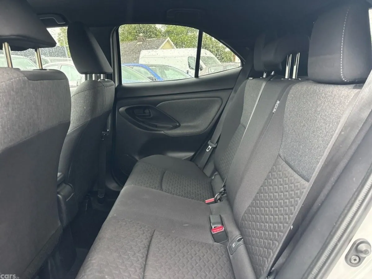 Toyota Yaris Cross Hatchback, Petrol Hybrid, 2021, White