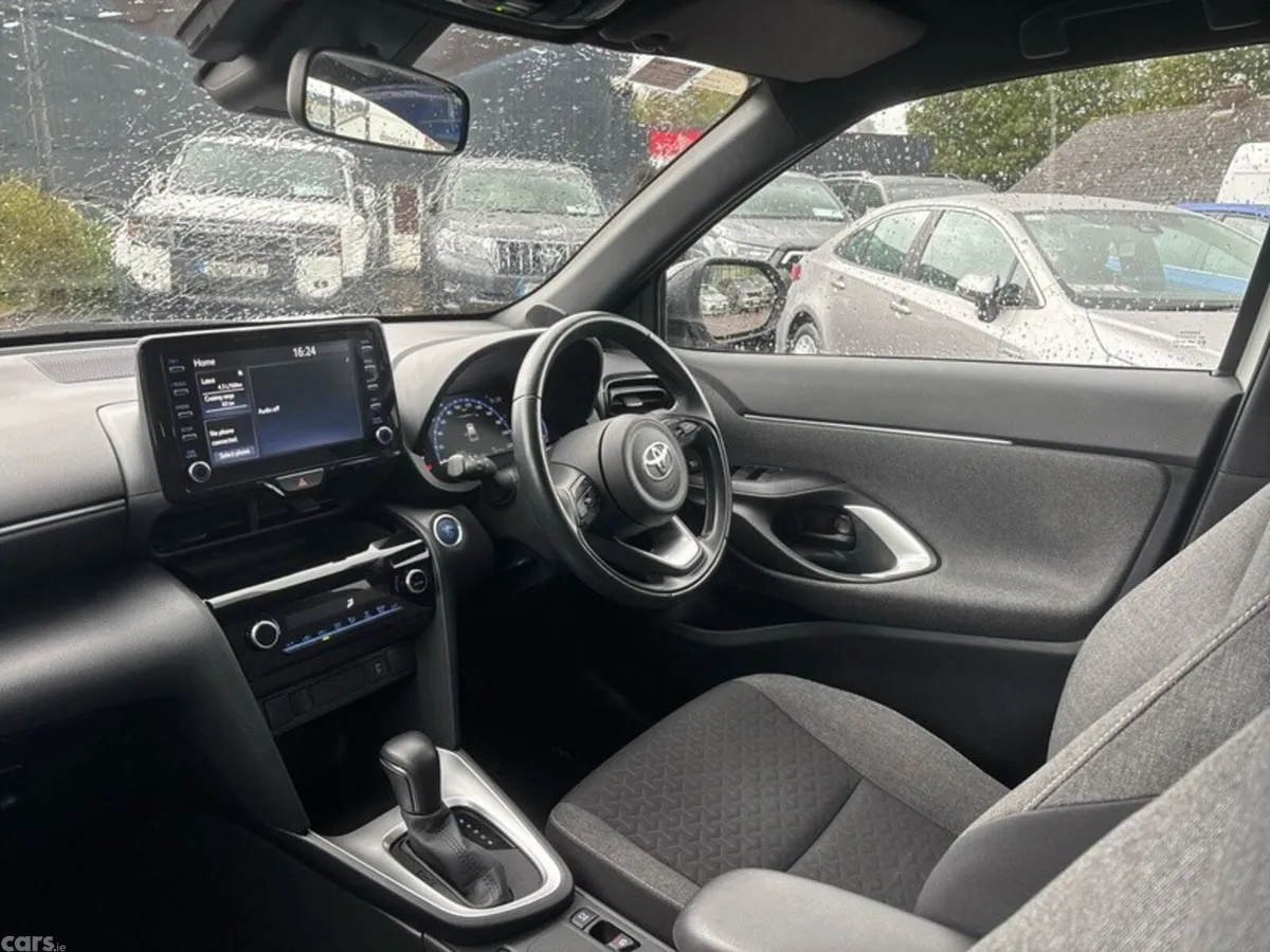 Toyota Yaris Cross Hatchback, Petrol Hybrid, 2021, White