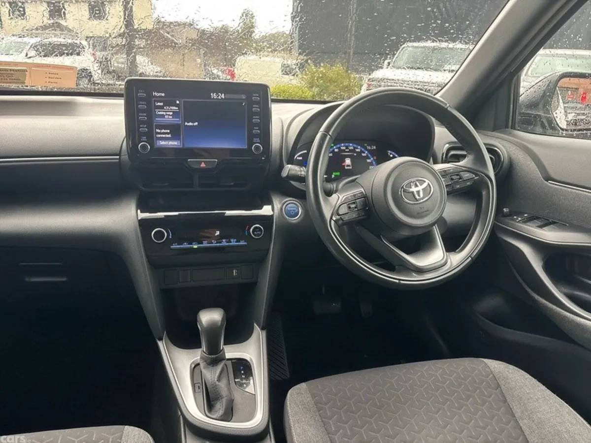 Toyota Yaris Cross Hatchback, Petrol Hybrid, 2021, White