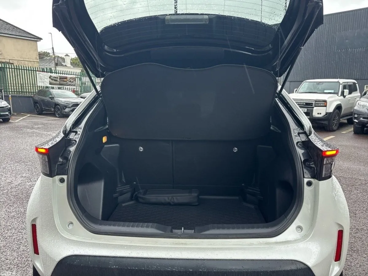Toyota Yaris Cross Hatchback, Petrol Hybrid, 2021, White