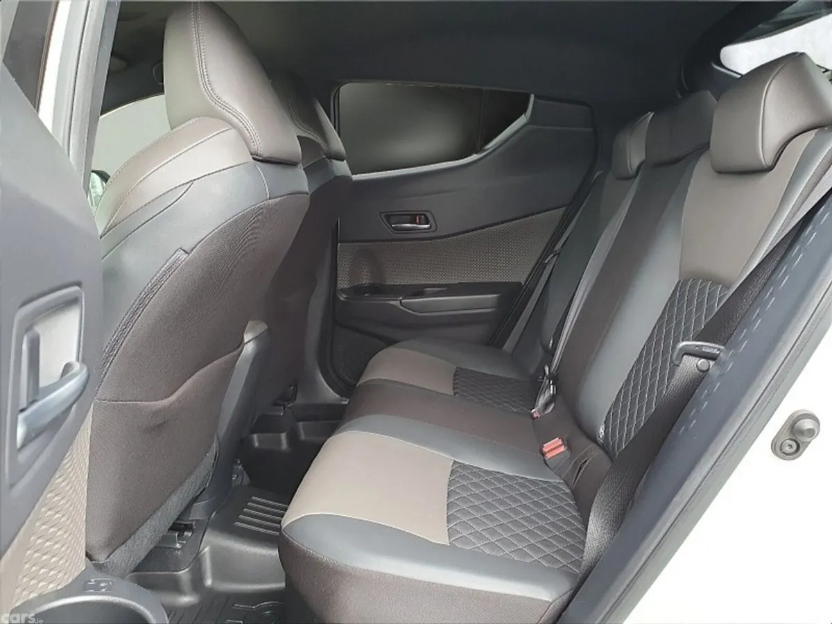 Toyota C-HR SUV, Petrol Hybrid, 2019, White