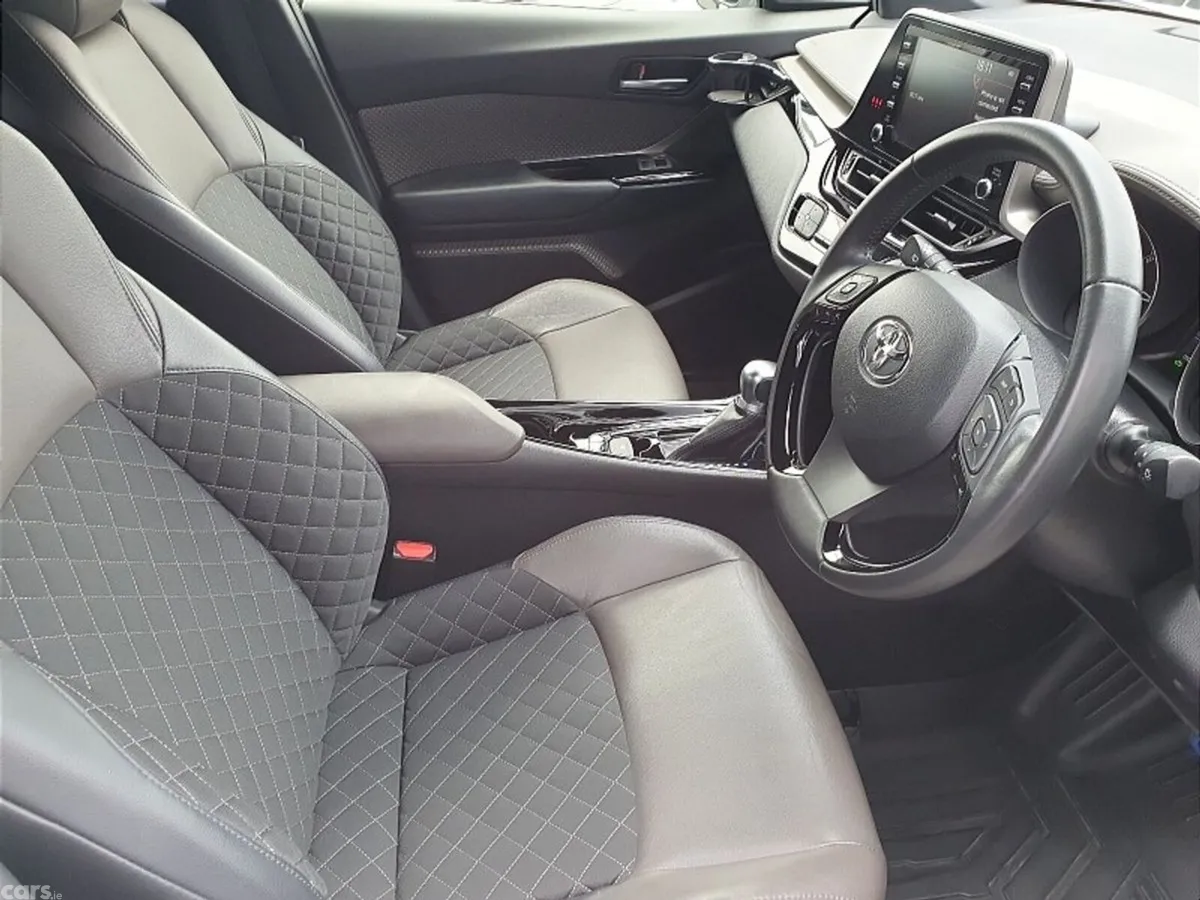 Toyota C-HR SUV, Petrol Hybrid, 2019, White