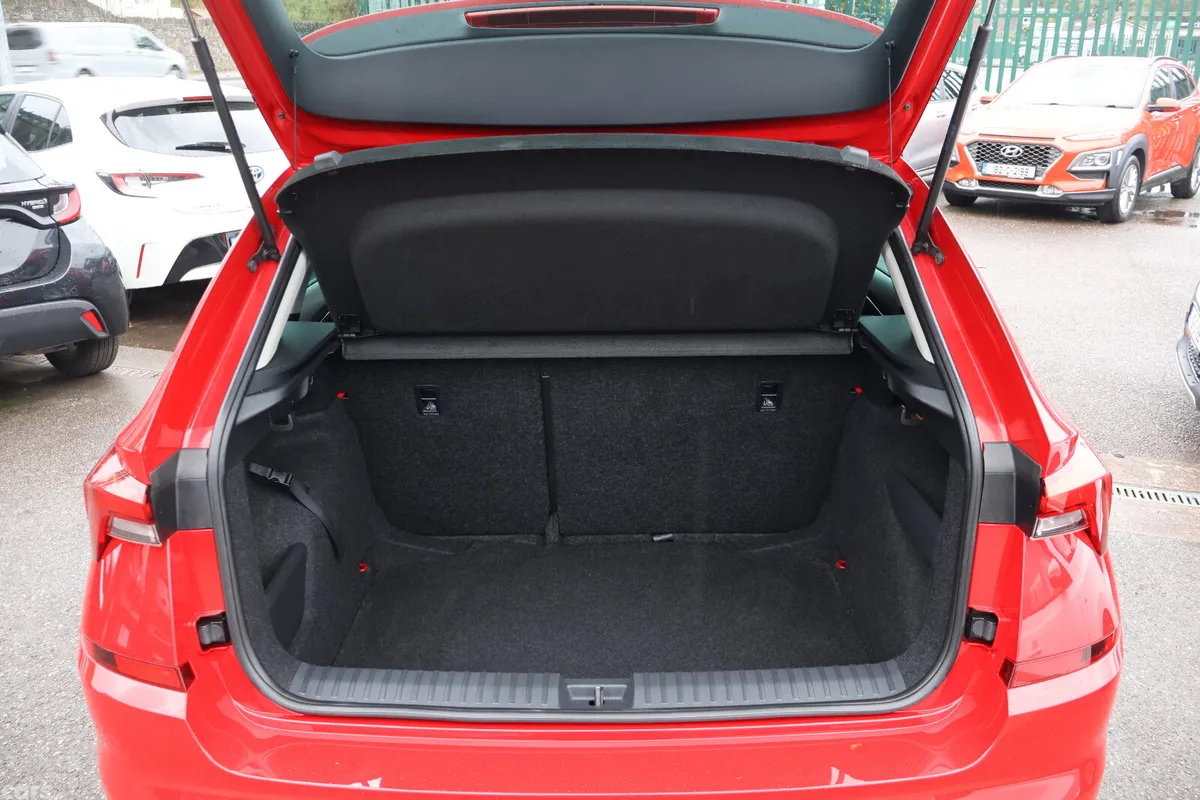 Skoda Kamiq Hatchback, Petrol, 2023, Red