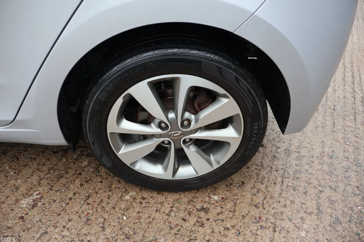 Hyundai i20 Hatchback, Petrol, 2016, Silver