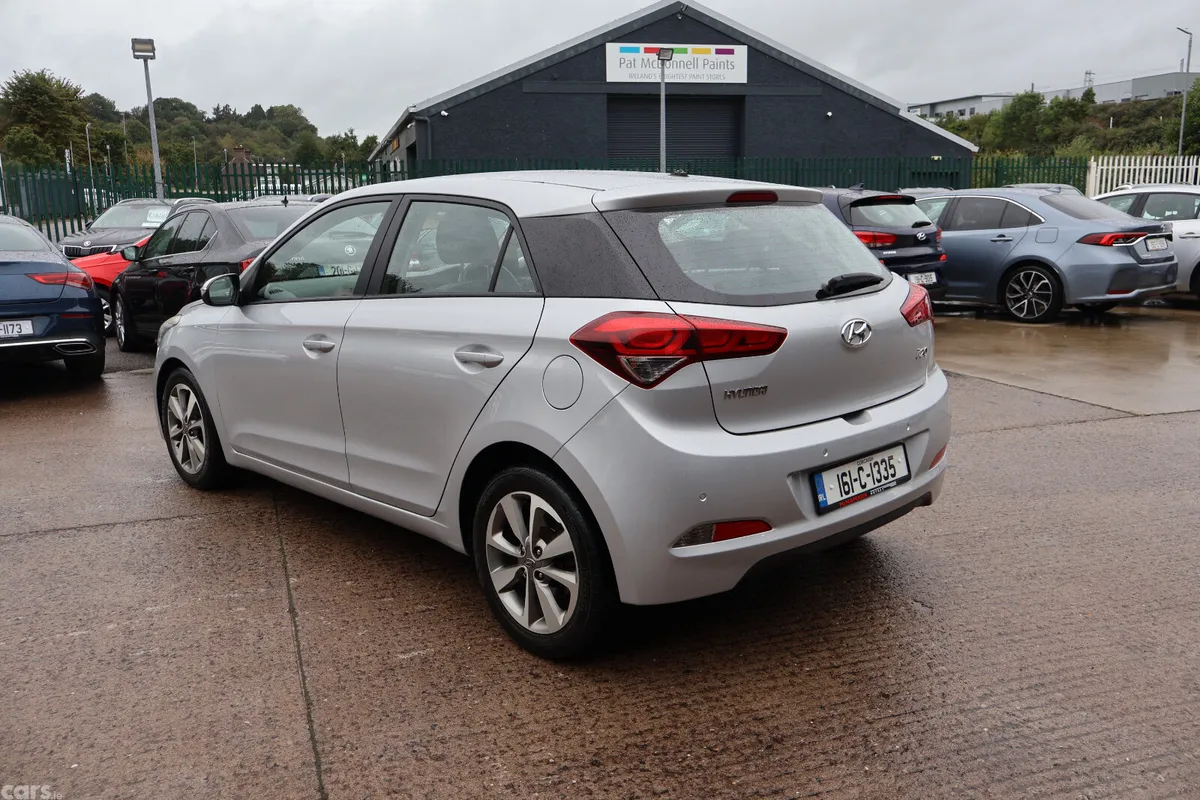 Hyundai i20 Hatchback, Petrol, 2016, Silver