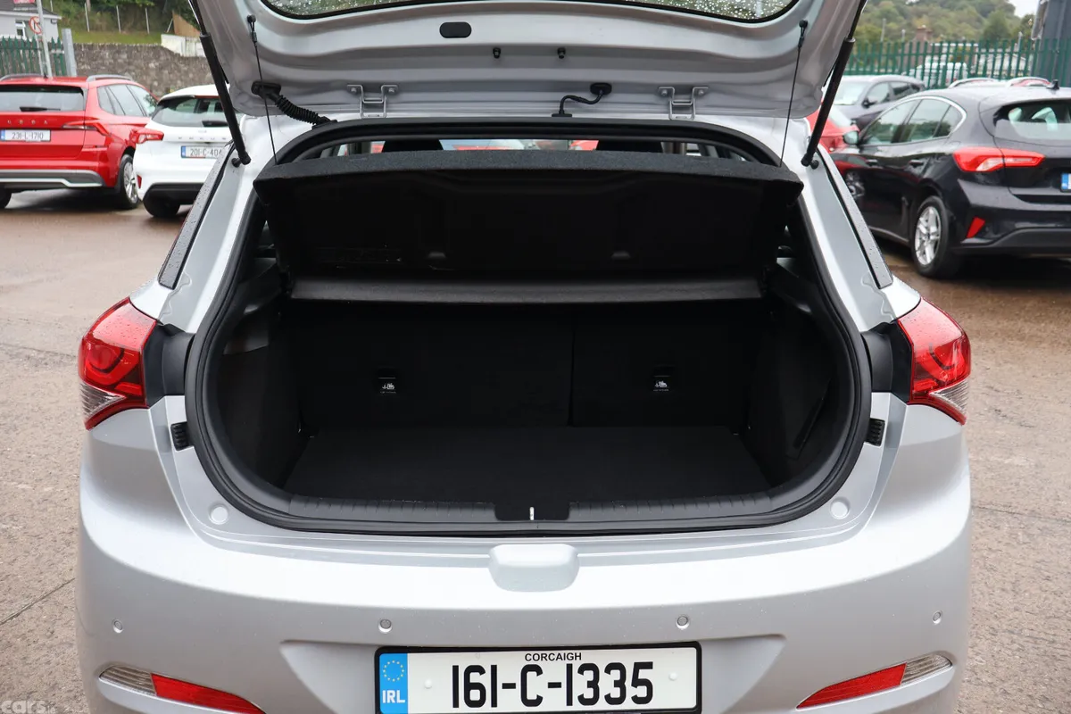 Hyundai i20 Hatchback, Petrol, 2016, Silver