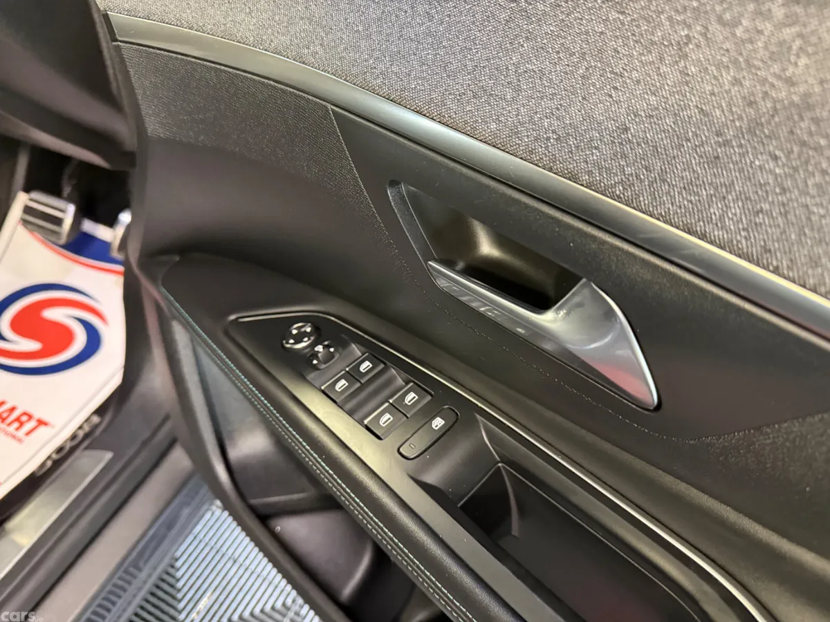 Peugeot 5008 MPV, Diesel, 2023, Grey