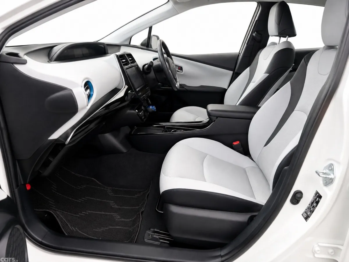 Toyota Prius Hatchback, Petrol Hybrid, 2019, White