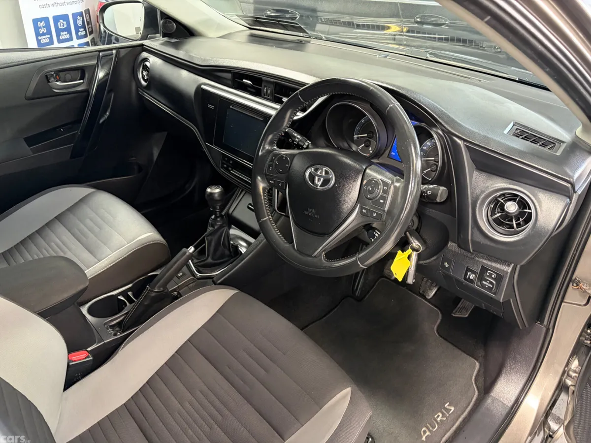 Toyota Auris Estate/Jeep, Petrol, 2018, Grey