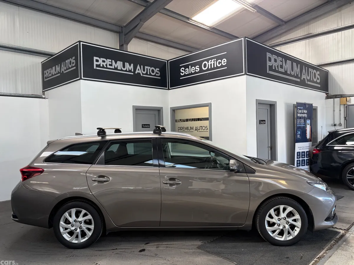 Toyota Auris Estate/Jeep, Petrol, 2018, Grey