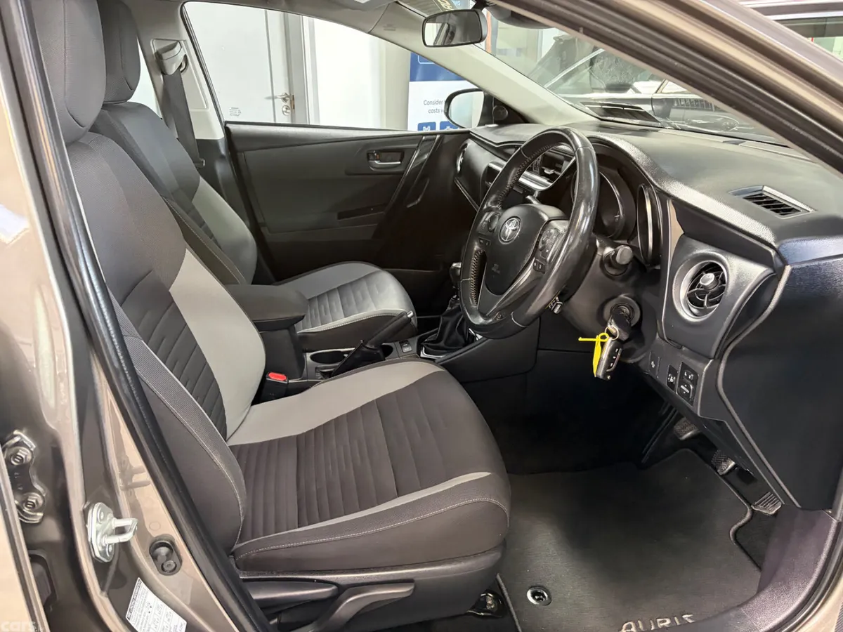 Toyota Auris Estate/Jeep, Petrol, 2018, Grey