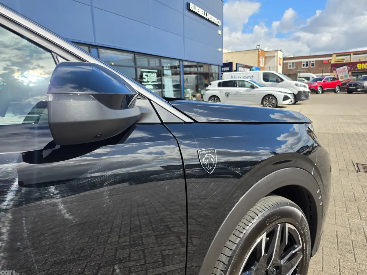 Peugeot 5008 MPV, Petrol, 2026, Black