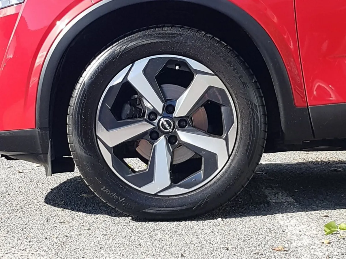 Nissan Qashqai MPV, Petrol, 2023, Red