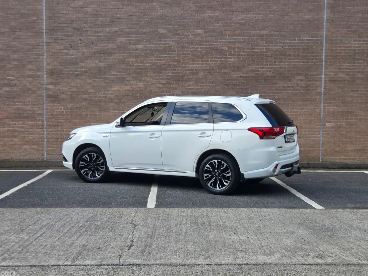 Mitsubishi Outlander SUV, Petrol Plug-in Hybrid, 2016, White