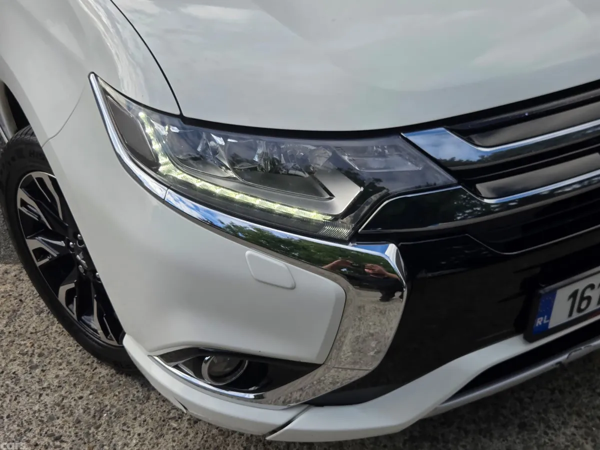 Mitsubishi Outlander SUV, Petrol Plug-in Hybrid, 2016, White