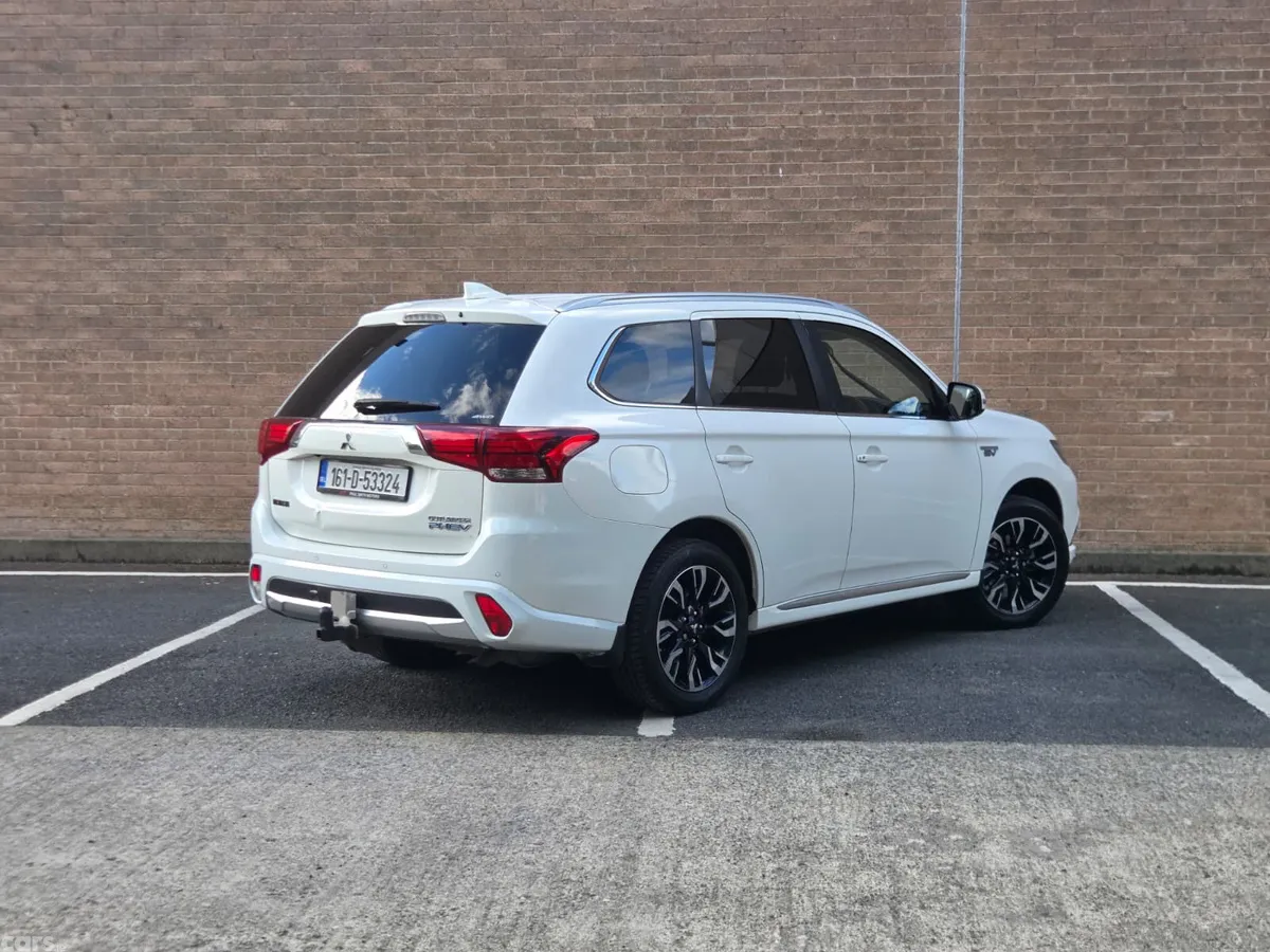 Mitsubishi Outlander SUV, Petrol Plug-in Hybrid, 2016, White
