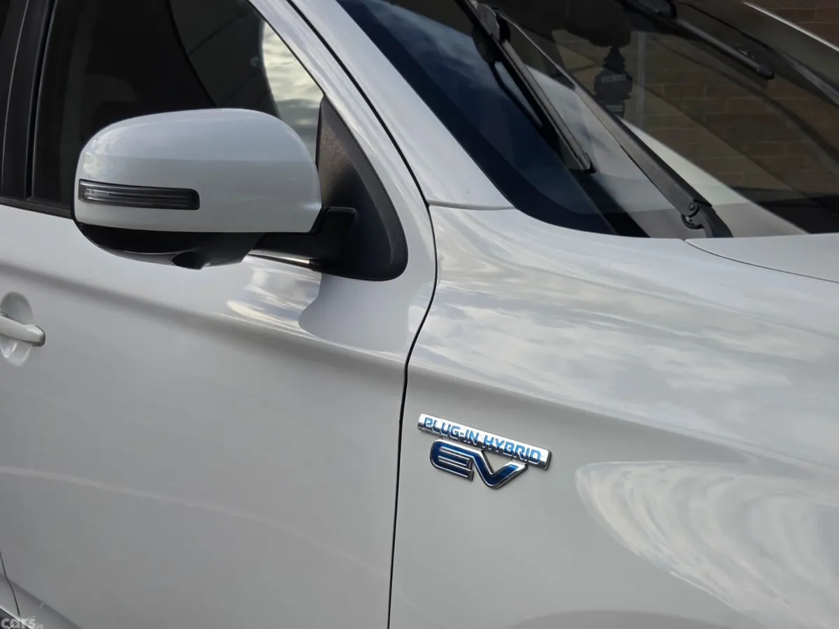 Mitsubishi Outlander SUV, Petrol Plug-in Hybrid, 2016, White