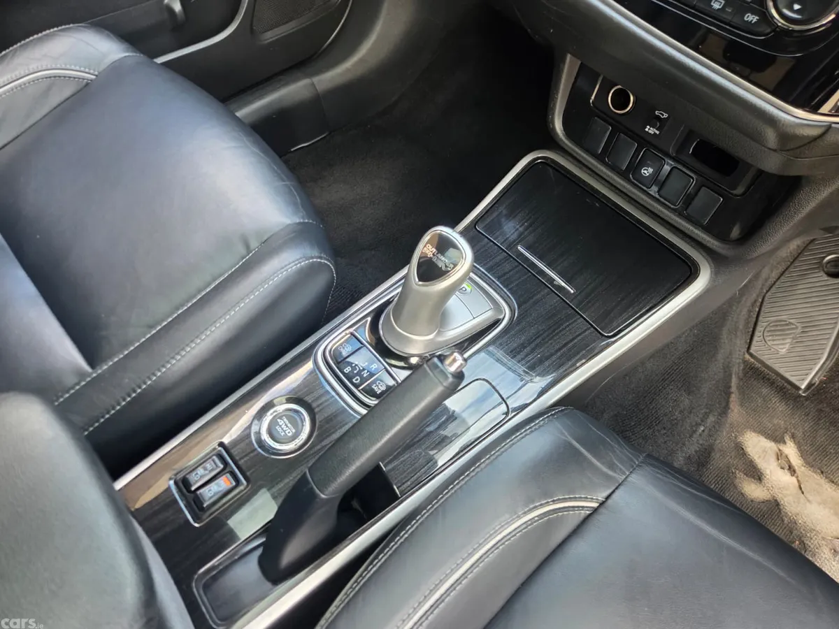 Mitsubishi Outlander SUV, Petrol Plug-in Hybrid, 2016, White