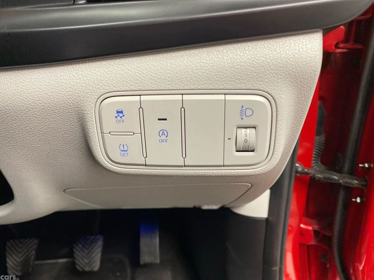 Hyundai i20 Hatchback, Petrol, 2022, Red