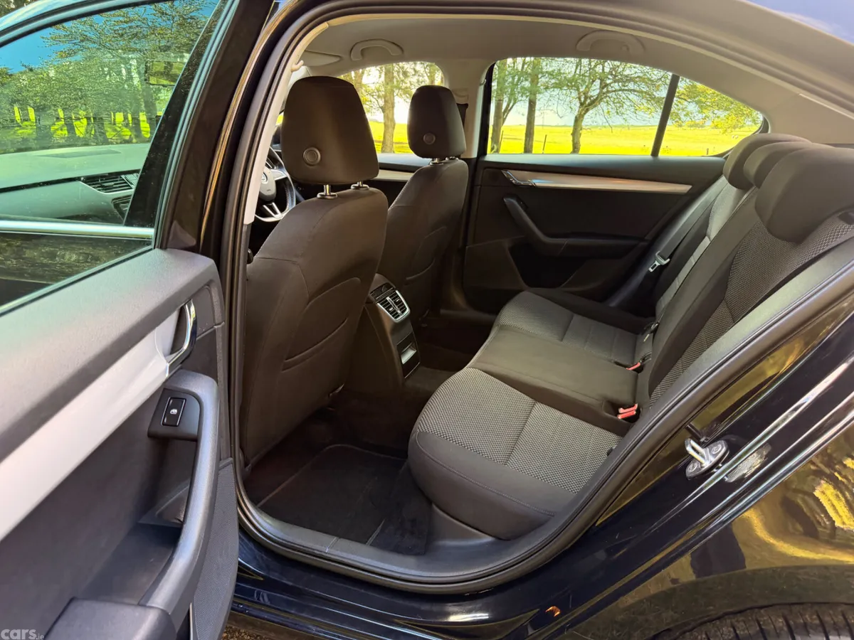 Skoda Octavia Saloon, Diesel, 2017, Black