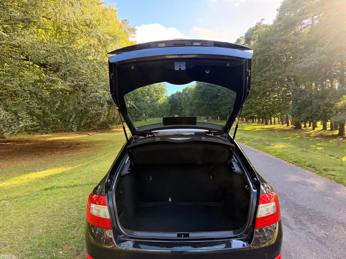 Skoda Octavia Saloon, Diesel, 2017, Black